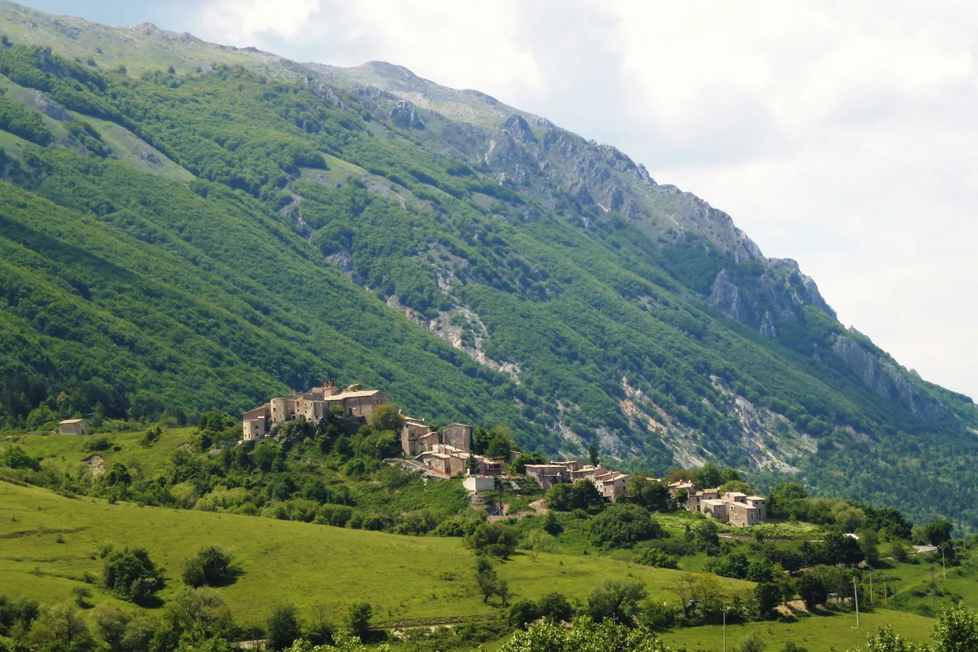 Il borgo di Roccacaramanico ai piedi della Maiella