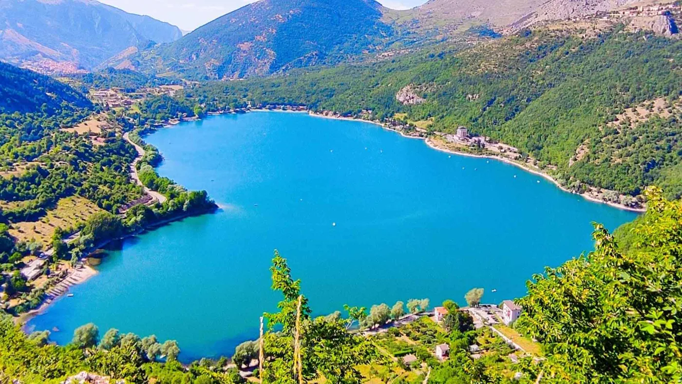 Il Lago di Scanno visto dall'alto, circondato dalle montagne