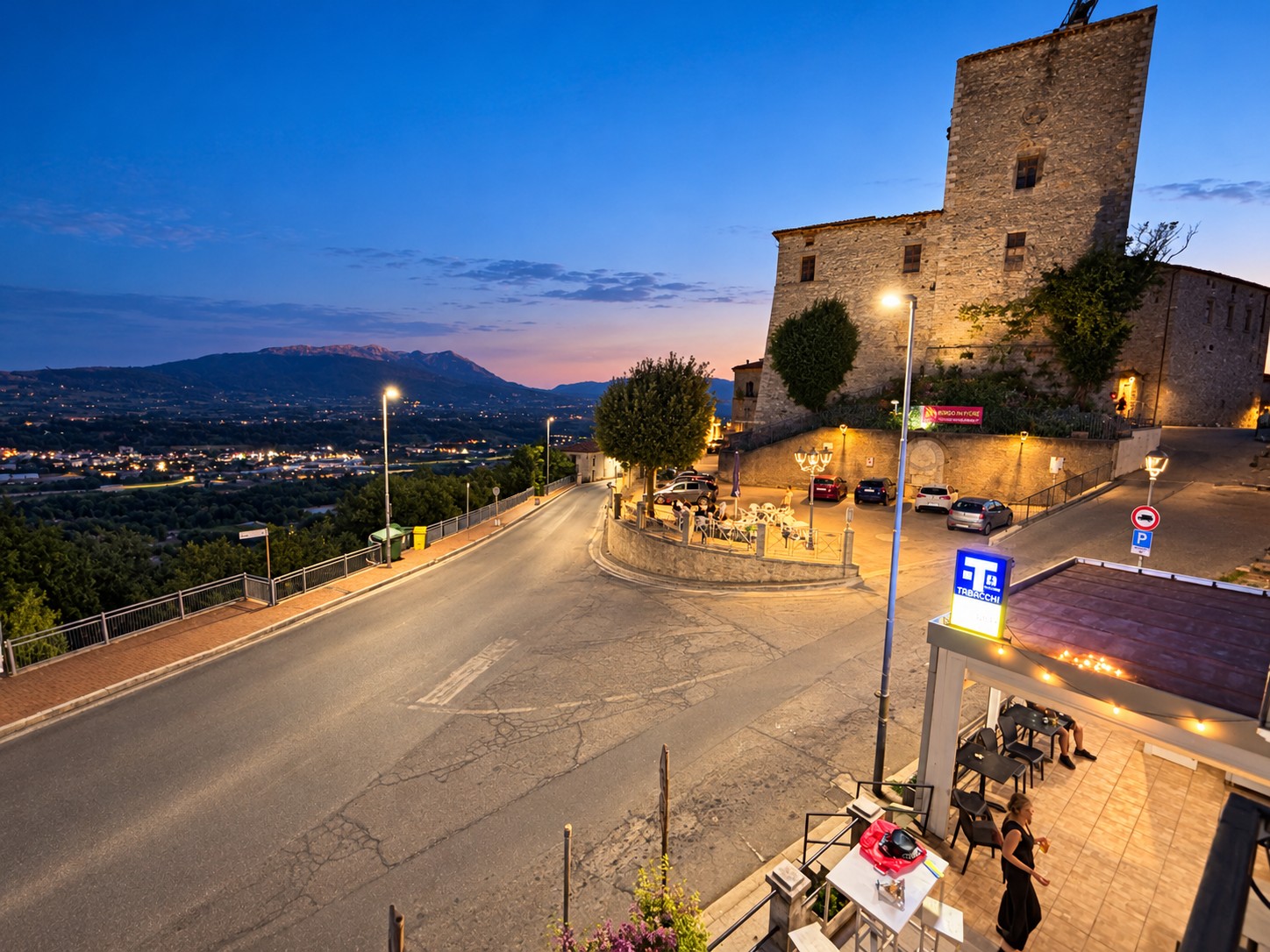 Il panorama di Rosciano al tramonto, con le montagne e il palazzo storico