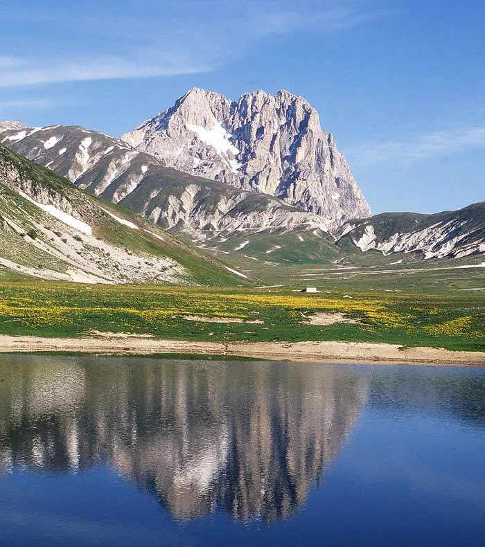 Il Corno Grande del Gran Sasso riflesso nell'acqua di Campo Imperatore