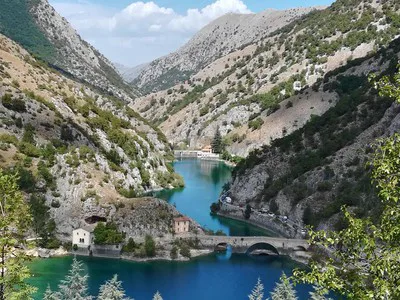 Il Lago di San Domenico con il ponte e l'eremo tra le gole