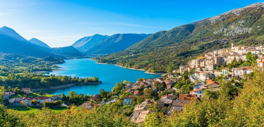 Il borgo di Barrea affacciato sul lago nel Parco Nazionale d'Abruzzo