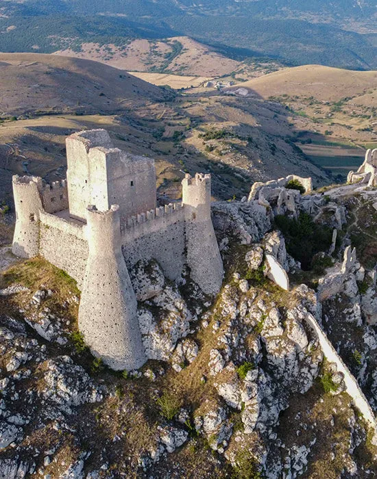 La Rocca di Calascio in cima allo sperone roccioso