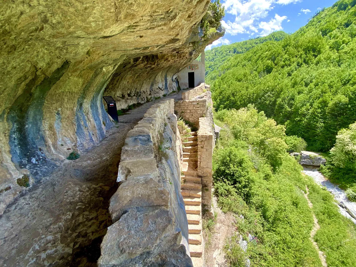 Eremo scavato nella roccia tra i boschi della Maiella