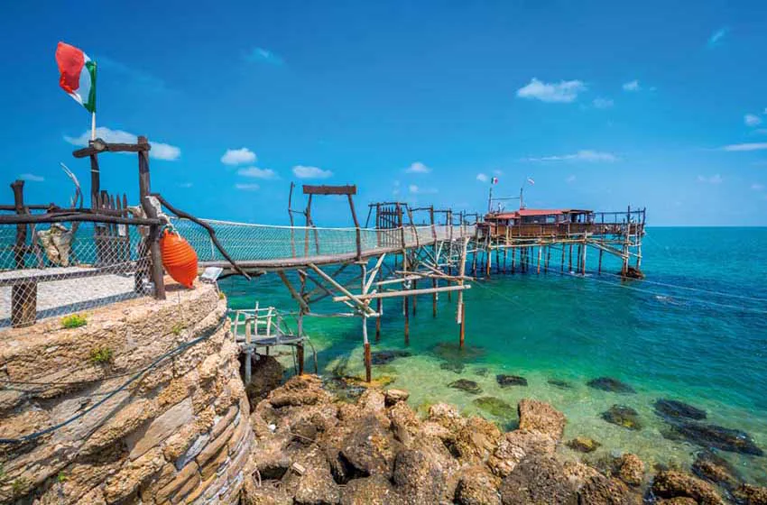Trabocco sul mare lungo la costa di Ortona