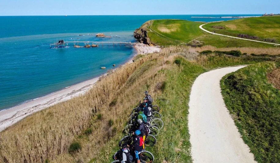 Ciclisti sul sentiero panoramico di Punta Aderci