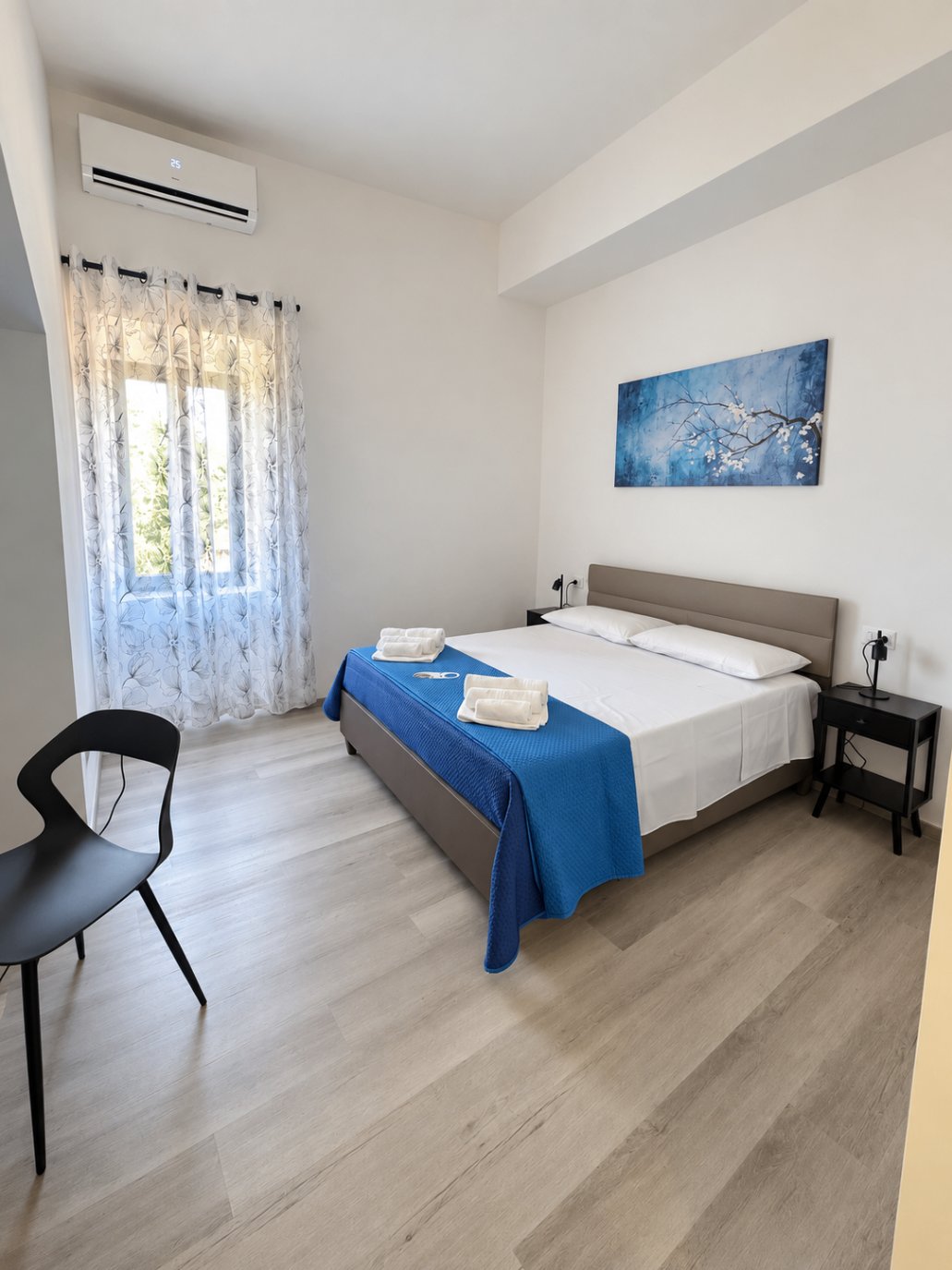 Camera matrimoniale di TorreViva con letto ampio e copriletto blu