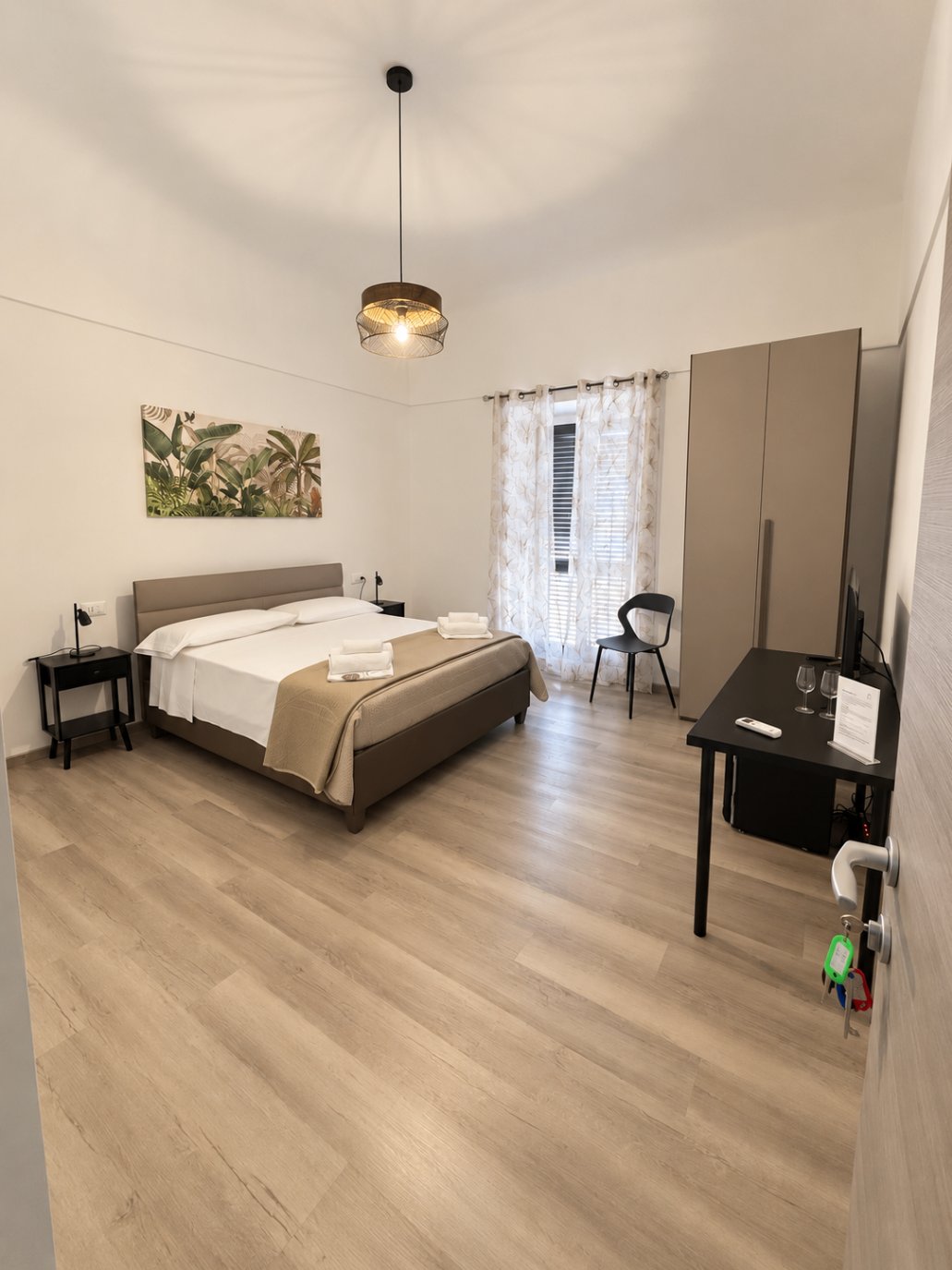 Camera matrimoniale di TorreViva con tende leggere e quadro botanico