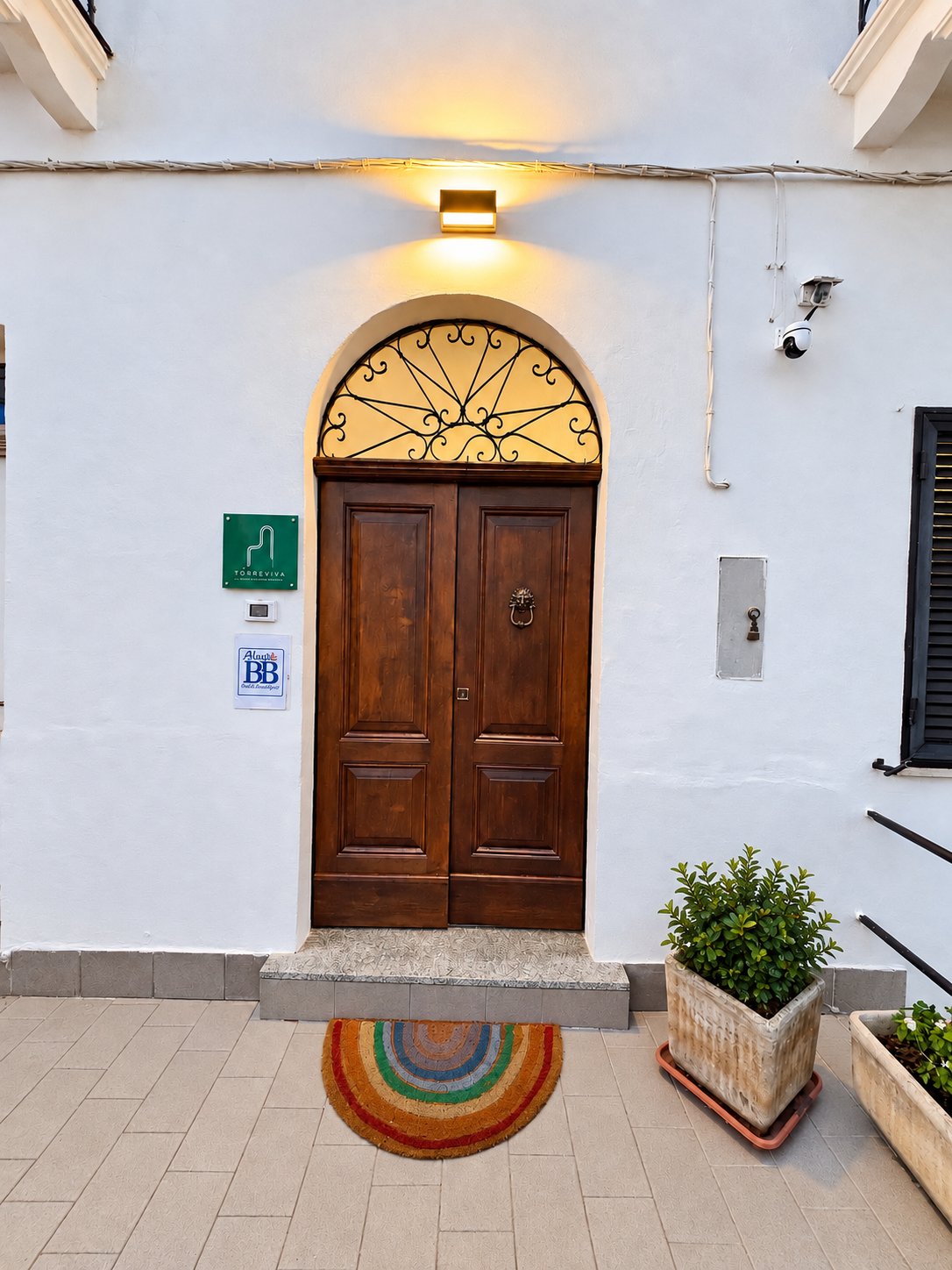 L'ingresso di TorreViva con il portale in legno e l'insegna del bed & breakfast